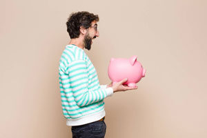 Photo d'un homme content de faire des economies